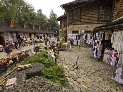 Сувенірний ринок в місті Яремче